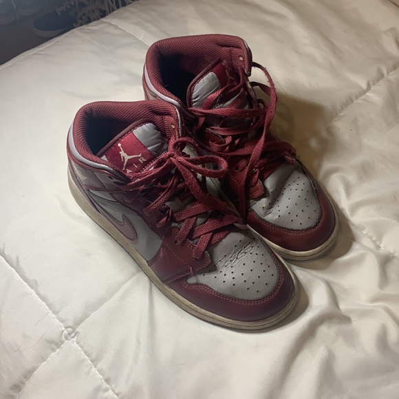 Jordan 1s mid red and grey - Picture 2 of 6